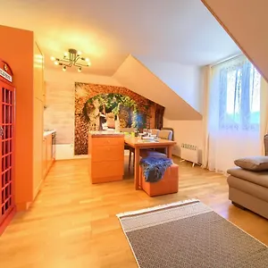 Apartman Layla, Fuzine